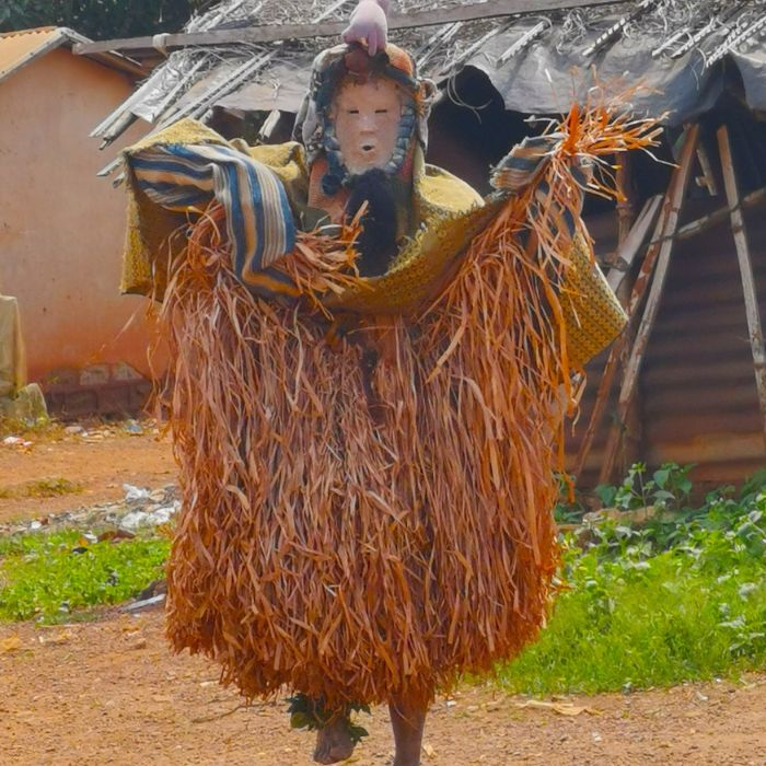 Mujer colombiana con traje tradicional